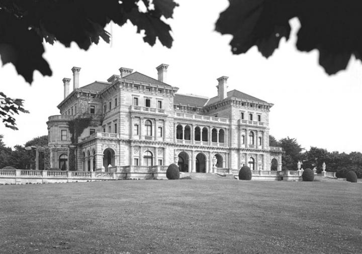 The Breakers, Newport, Rhode Island, 1892–95, conçu par Richard Morris Hunt pour Cornelius Vanderbilt. Sources RMHP