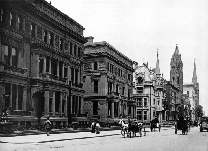 La Cornelius Vanderbilt II House était un bâtiment construit en 1883 1 West 57th Street in New York City. Il a été vendu en 1926 et démoli.